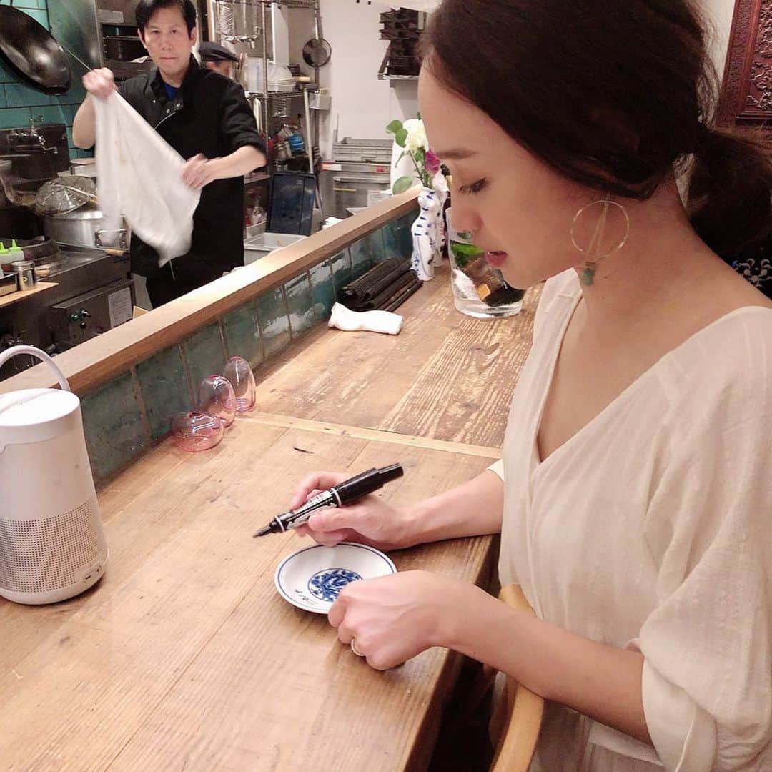 田中マヤさんのインスタグラム写真 - (田中マヤInstagram)「香港にあるミシュラン常連店からの凄腕シェフの薬膳中華レストラン・ ・ ◾️EN 燕 The Garden  @en_the_garden  の薬膳コース✨✨ ・ 五品珍品棚 フカヒレの丸ごと姿煮込み 鯵と大葉と酒盗の春巻き 千葉県産の北総豚焼売 千葉県産の季節の野菜炒め 美薬膳エナジースープ 蒸し鮑の特性ソース添え 伊勢海老のカダイフ巻き 炒飯 房総塩の杏仁豆腐 ・ どのお料理にも、薬膳が使われていて、 ここでしか味わえない 最高のお味でした😌🙏🏻✨ ・ 写真を撮り忘れてしまった💦 チャーハン。。 あーもう食べたい😂😂 ・ 素敵なお皿に、サインも書かせていただきました🙏🏻✨ ご馳走さまでした😊✨ ・ #enthegarden #en燕thegarden #エンザガーデン #薬膳中華 #薬膳コース #薬膳オーベルジュ #薬膳スープ #instafood #yummy #japan #chiba #ichinomiya #diner #happybirthday #mybirthday #thankyou #thanks #셀스타그램 #셀피 #셀카 #일상 #데일리 #뷰티 #미용 #좋아요 #여행 #여행스타그램 #생일 #고마워」8月1日 23時24分 - tanakamaya__official