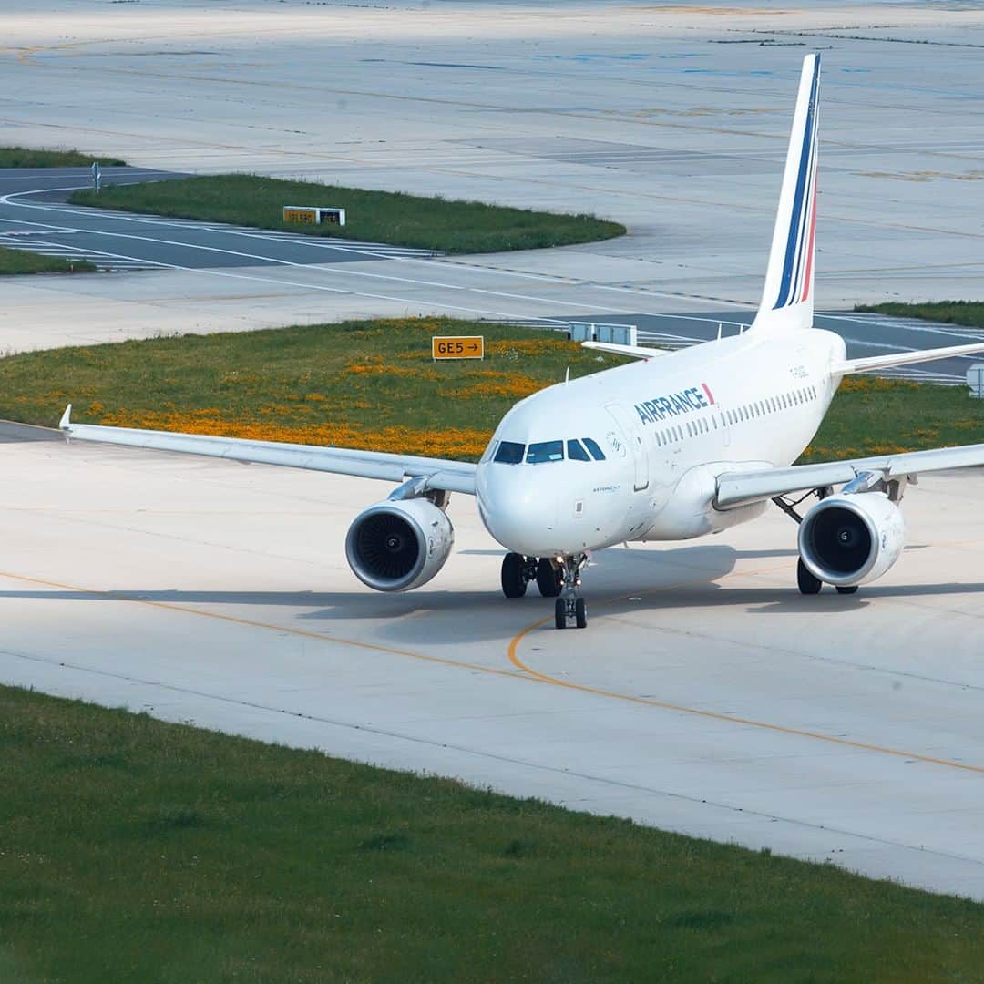 エールフランスのインスタグラム：「Imagine being comfortably in your window seat, just a moment before taking off and turning east, where the sun rises.  Imaginez-vous bien installé dans votre siège, encore un instant avant de décoller, et virer vers l’est où se lève le soleil.  #AirFrance #Franceisintheair」