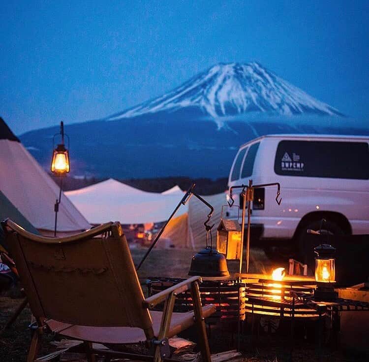 hinata_outdoorさんのインスタグラム写真 - (hinata_outdoorInstagram)「@deviseworksさんのpic✨⠀⠀ ⠀⠀ ぼんやりと暖かい光を放つランタン🕯⠀ 後ろには雄大な富士山🗻✨🙌⠀ うっとりの絶景キャンプとは最高です☺️⠀ ⠀⠀ ～ヴィンテージランタン🕯のある生活〜⠀⠀ 優しく灯るヴィンテージランタンは、年月を重ねるほど、ノスタルジックな雰囲気で魅力的😘⠀ ⠀⠀ 🌳🌲🌼🌳🌲🌲🌳🌲🌳🌲🌻🌳🌳⠀⠀ #hinataoutdoor を付けて⠀⠀ アウトドア風景を投稿してください😊⠀⠀ 🌳🌲🌳🌲🌻🌲🌳🌲🌳🌼🌲🌳🌳⠀⠀ ⠀⠀ 素敵なお写真はリポストさせて頂きます✨⠀⠀ ⠀⠀ 🚙キャンプや山登りのアウトドア情報はプロフィールのURLから ➡ @hinata_outdoor⠀⠀ ⠀⠀ 🍖美味しそうなキャンプ料理の写真は➡️⠀⠀ @hinata_gohan⠀⠀ *⠀⠀ *⠀⠀ #キャンプ #アウトドア #アウトドアギア #外遊び #ビンテージランタン #ヴィンテージランタン #ランタン #キャンプ用品#campgear #outdoorgear #camp #campliving #outdoor #campstyle #camping #campinglife #camplife #outdoorstyle #outdoors #outdoorliving #outdoorlife #hinataoutdoor #フォローミー #followme」8月1日 22時01分 - hinata_outdoor