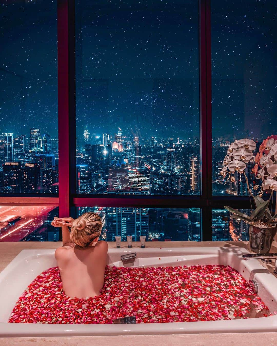 Stella Leeさんのインスタグラム写真 - (Stella LeeInstagram)「Yang kerja di Jakarta mana suaranya?  Ada yang spot kantor kalian di view ini?? . Nothing beats taking a flower bath at the highest hotel in Jakarta @thewestinjakarta while looking at the night lights. Jakarta is more beautiful at night with thousands of lights lit up like stars 🌟🌟🌟 . I used Kembang Tujuh Rupa (7 Types of Flowers) that’s commonly used in Indonesia to take a bath. Some said it’s good for throwing away bad lucks, some use it for religious practices or cultural activities, and some believe it has a connection with mystical stuff . Have you ever taken any floral bath before? What do people say about it?  #StellaLeeForJakarta #TheWestinJakarta #Westin #marriottbonvoy」8月1日 22時01分 - stellalee92