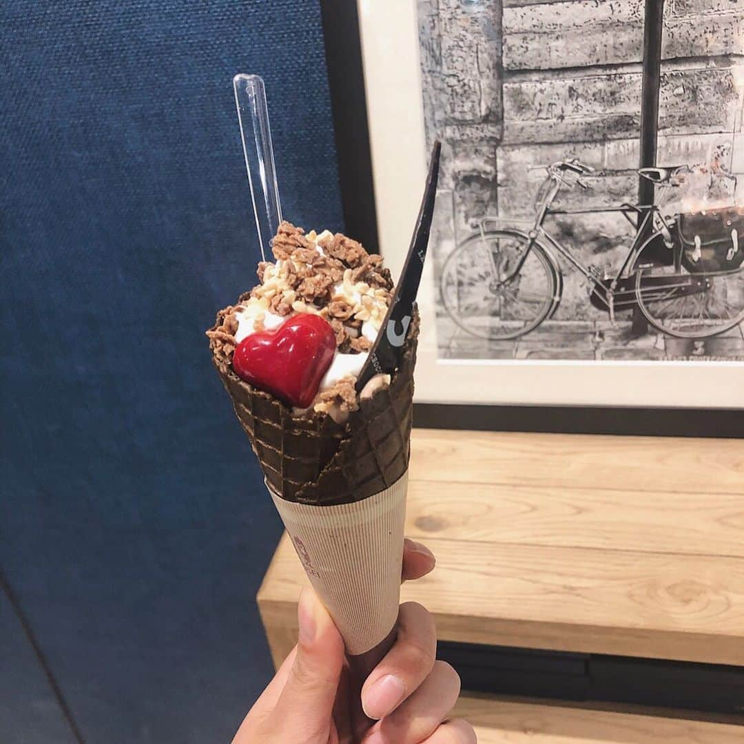 足立沙織さんのインスタグラム写真 - (足立沙織Instagram)「🍫 🍦 ♡ * * ソラリア一階にあるチョコレート屋さんのアイス！ 濃厚かつ上品な甘さで幸せいっぱいのソフトクリームだった🤤 * * * * * * #lestroischocolats#softcream #福岡#福岡カフェ#チョコレート#チョコレート専門店#アイスクリーム#ソフトクリーム#チョコアイス#ソフトクリーム🍦」8月1日 21時56分 - sao_ri_17