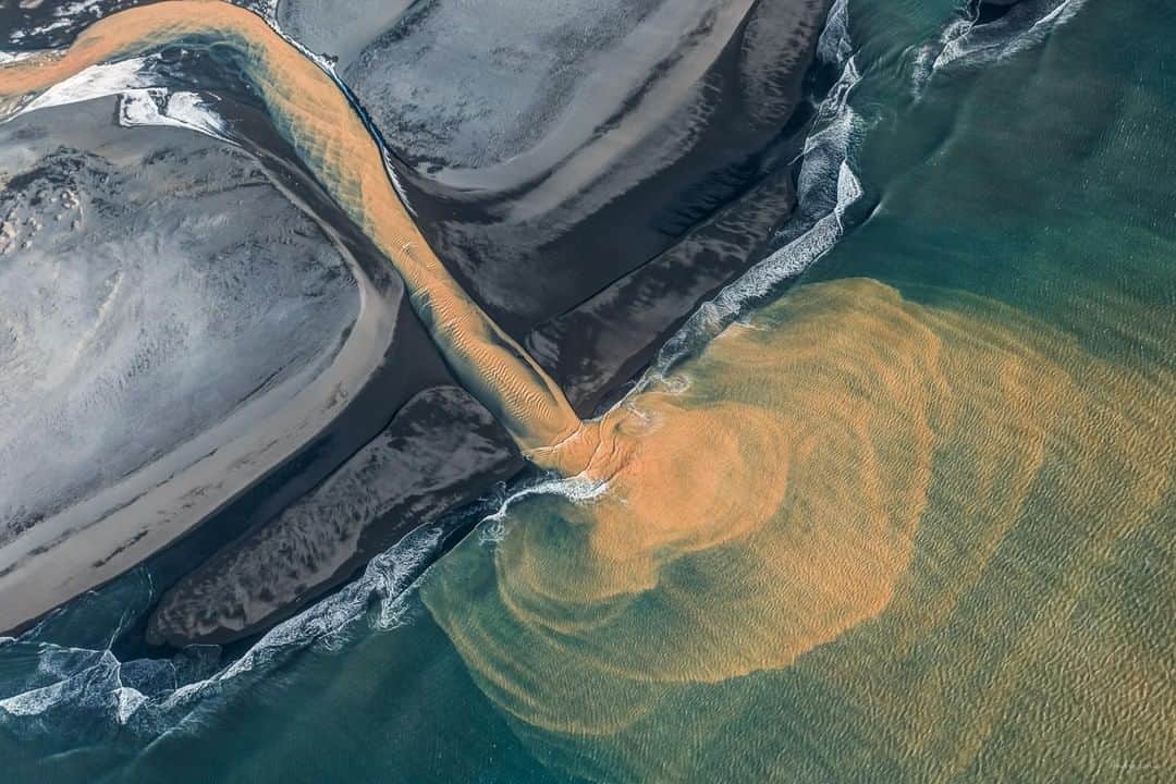 Fujifilm UKさんのインスタグラム写真 - (Fujifilm UKInstagram)「FEATURED PHOTOGRAPHER OF THE WEEK “Icelandic glacial river flows into the sea. Sand, salt, snow, light and water – all elements combine to create unique patterns of this natural abstract. Aerial shot from a small airplane.” – @andro_loria with the FUJIFILM X-T2.  X-T2 | XF16-55mmF2.8 | F5 | ISO 200 | 1/1000 sec | Classic Chrome  #Fujifilm #XT2 #XSeries」8月1日 22時00分 - fujifilmuk