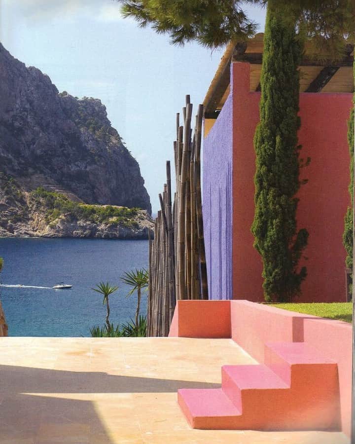 のインスタグラム：「Colores Cálidos by Luis Barragán⠀⠀⠀⠀⠀⠀⠀⠀⠀ #architecture #travelinspo」