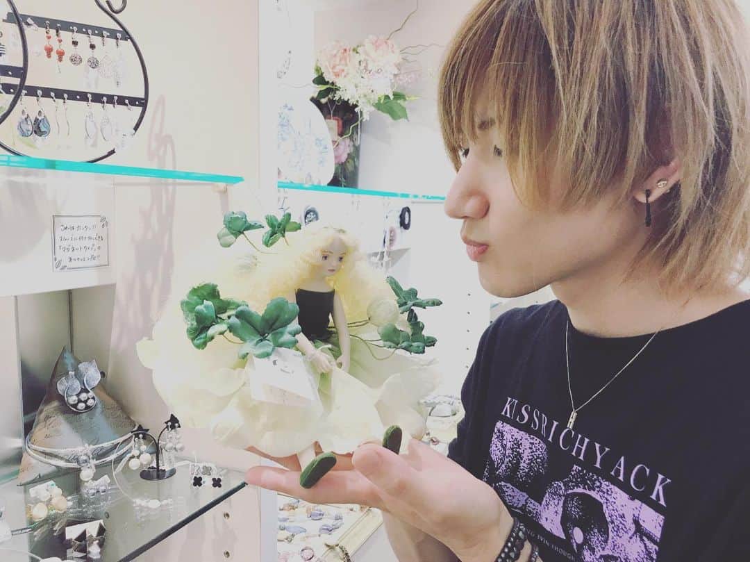 のインスタグラム：「kissbreakradio with U.K.を いつも聴いてる方は わかるかな？  三ノ宮商店街で 出会った妖精さん。  はあ素敵。  #kissfm #kissbreakradio #くっすん #uk #神戸 #三ノ宮 #商店街 #妖精 #新曲 #sexylady #リリース します  #ポケモン ならば #フェアリー 属性のわたし」