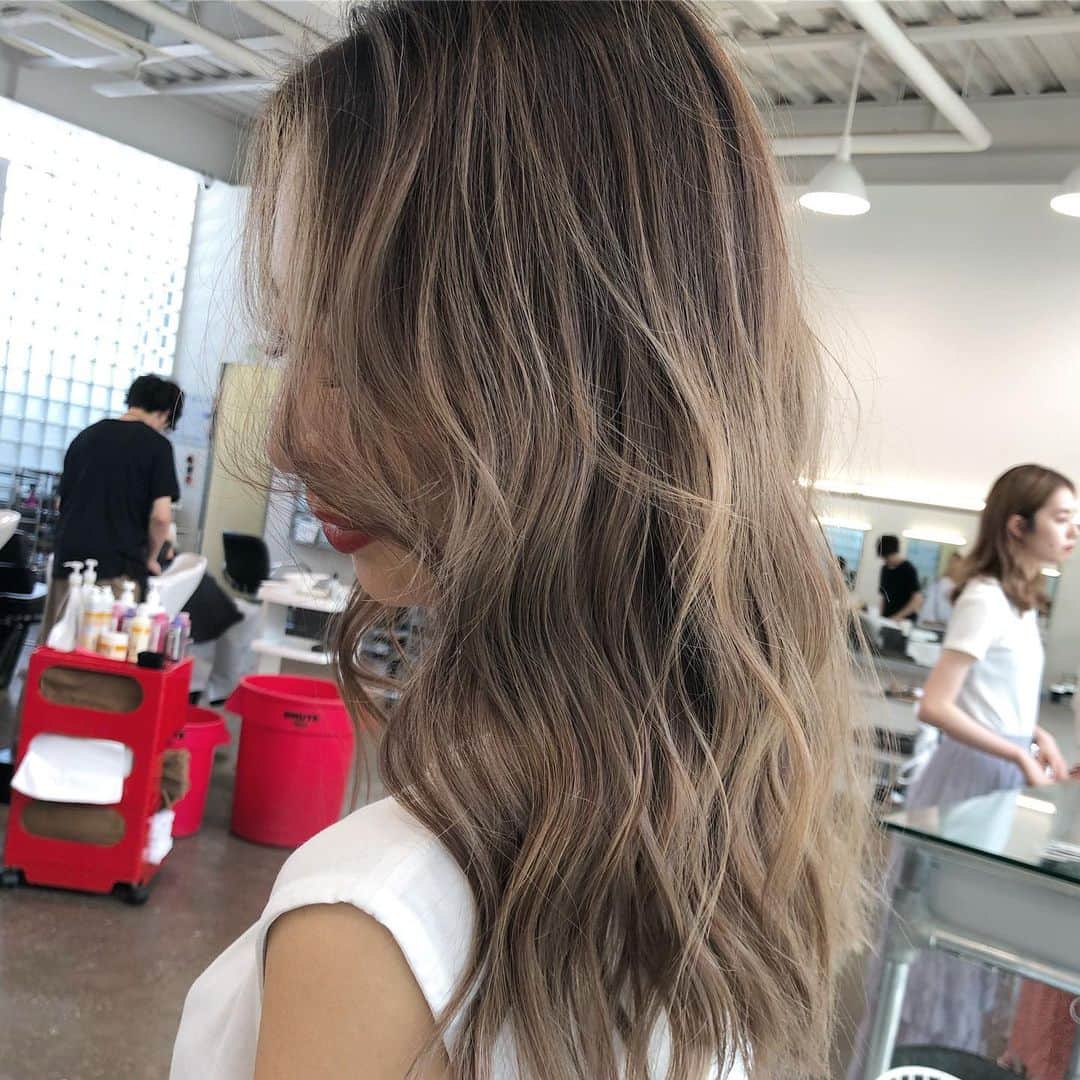 神能裕貴のインスタグラム：「【超リアル海外ヘアー / バレイヤージュ】 海外志向なお客様へ.  #SHIMA#ハイライト#バレイライト#バレイヤージュ#海外ヘアー」
