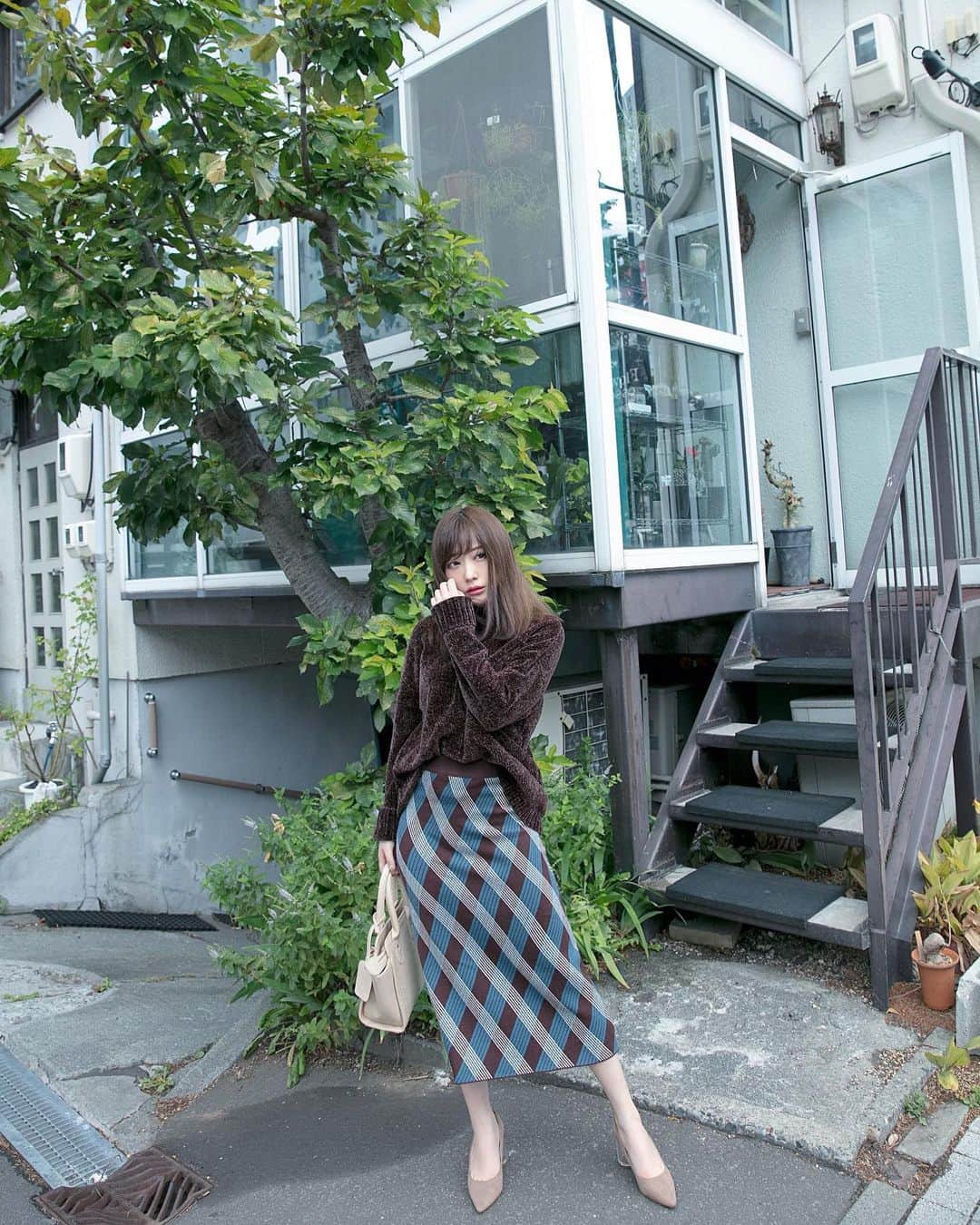 おもてちゃんのインスタグラム：「. ◎ミモレ丈タイトニットスカート . エメラルドグリーンとブラウンのチェック チョコミントみたいな色合い🍭 #m_mignon」