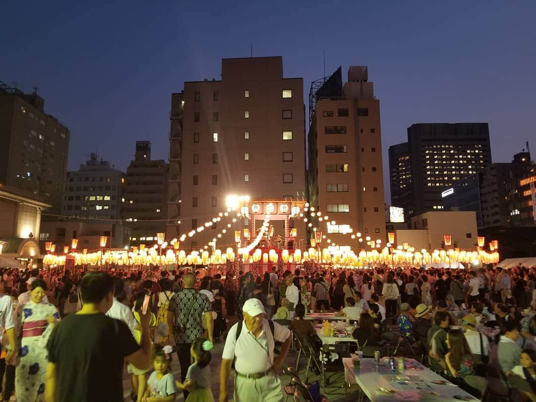 かねきよ勝則さんのインスタグラム写真 - (かねきよ勝則Instagram)「築地本願寺の盆踊り。 都会の盆踊りは踊ってる人の数も凄い😲  #築地本願寺 #盆踊り #都会 #新宿カウボーイ #かねきよ」8月1日 22時04分 - shinjyukucowboy_kanekiyo