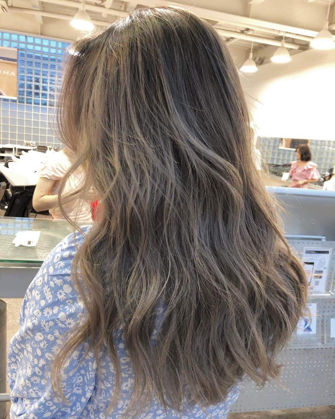 のインスタグラム：「【超リアル海外ヘアー / バレイヤージュ】 海外志向なお客様へ.  #SHIMA#ハイライト#バレイライト#バレイヤージュ#海外ヘアー」