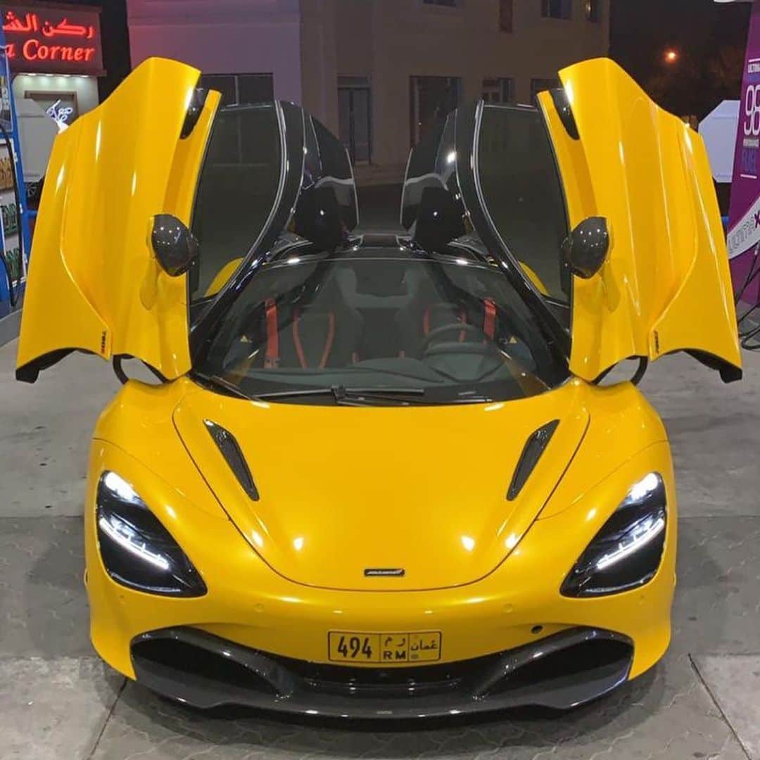 Dirk A. Productionsさんのインスタグラム写真 - (Dirk A. ProductionsInstagram)「When the doors go up, You know what goes down next... 😜😎🔥 Who would your passenger(s) be if you had this stunning 720S for a day? #Congrats @samiayedeh #McLaren #720S #CarbonFiber #Oman #DoorsUp #Supercar #SupercarFocus #Yellow」8月1日 22時19分 - supercarfocusdotcom