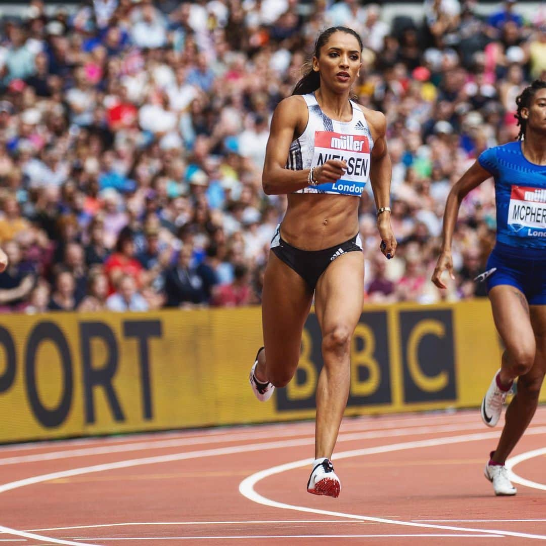 Laviai NIELSENさんのインスタグラム写真 - (Laviai NIELSENInstagram)「So turns out if you go through 200m in a near PB, 300m in a PB, and try and hold on for dear life, your body falls to pieces a little bit 😬😅 . .  Picked up just a small niggle after the anniversary games, so unfortunately won’t be running the relay at @etch2019 😟  But I’m making good progress ahead of the Trials 🙌🏽」8月1日 22時12分 - laviai