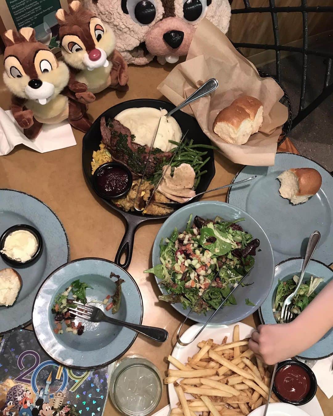 tiahy__のインスタグラム：「The Garden Grill. . . My favorite restaurant . . . .  ここのレストランすっごく美味しい！. The American foodという感じで最高に美味しかった！. . . このレストランの近くのショップで、Chip & Daleのぬいぐるみを購入したのですが、レトロな感じでとってもかわいい！🐿🐿. .  絶対にまた行こう！. . . #gardengrill#wdw#epcot」