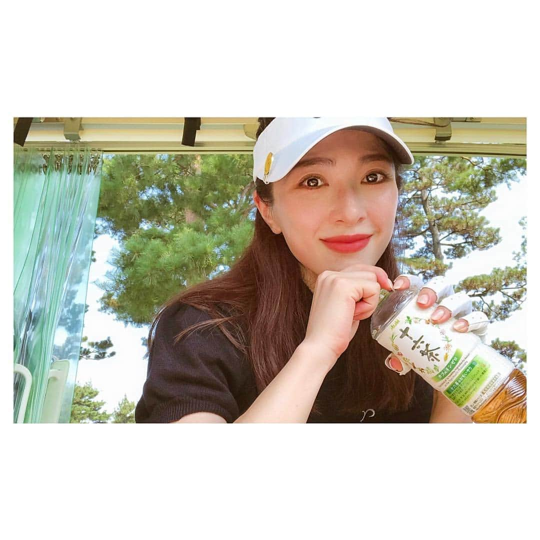 西山真以さんのインスタグラム写真 - (西山真以Instagram)「* 今日から8月🌻 梅雨も明けていよいよ夏本番。 . この猛暑の中、久しぶりにラウンドしてきました⛳️ 後半の最高気温はなんと37度…！ . 凍ったペットボトル飲料が売られている便利な今の御時世だけど、 一番欲しいミネラルウォーターを凍らせたものはなぜないんだろう… などと考えつつ飲んだ常温の十六茶は、とても美味しく生き返りました🍵 . ウェアは @riendasuelta_golf . ゴルフウェアはカラーや柄物が多い中、モノトーンが新鮮です❤︎ . それにしても信じられないくらい下手になってて今日は序盤からかなり凹みました。。ゴルフは奥深い、が故に面白い。 . #golf」8月1日 22時14分 - mai0830