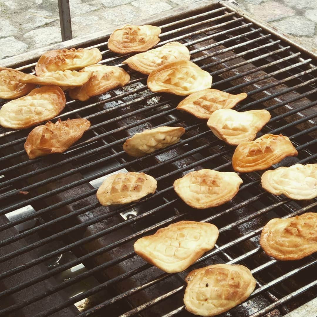 ポーランド政府観光局 ZOPOT w Tokioのインスタグラム：「これ、焼きチーズ! グリルしたオスツィペク(羊乳チーズ)は最高。😋 #poland🇵🇱 #polandtravel #oscypek # travelpic #ポーランド旅行 #暮らす様に旅する　#世界一周　#旅に出たい　#女子旅 #旅行好きな人と繋がりたい #旅したくなるフォト #旅好きな人と繋がりたい #旅に出たい #チーズ好き　#もっとポーランド #©miyuki_ishikawa2019」