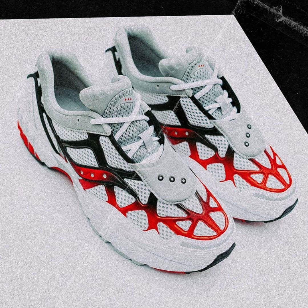 Sneaker Newsさんのインスタグラム写真 - (Sneaker NewsInstagram)「@sauconyoriginals unleashed a new white/grey/red colorway of the Grid Web running shoe, an original model from the year 2000. For a full detailed look and link to purchase, hit the link in our bio. #ad」8月1日 22時15分 - sneakernews