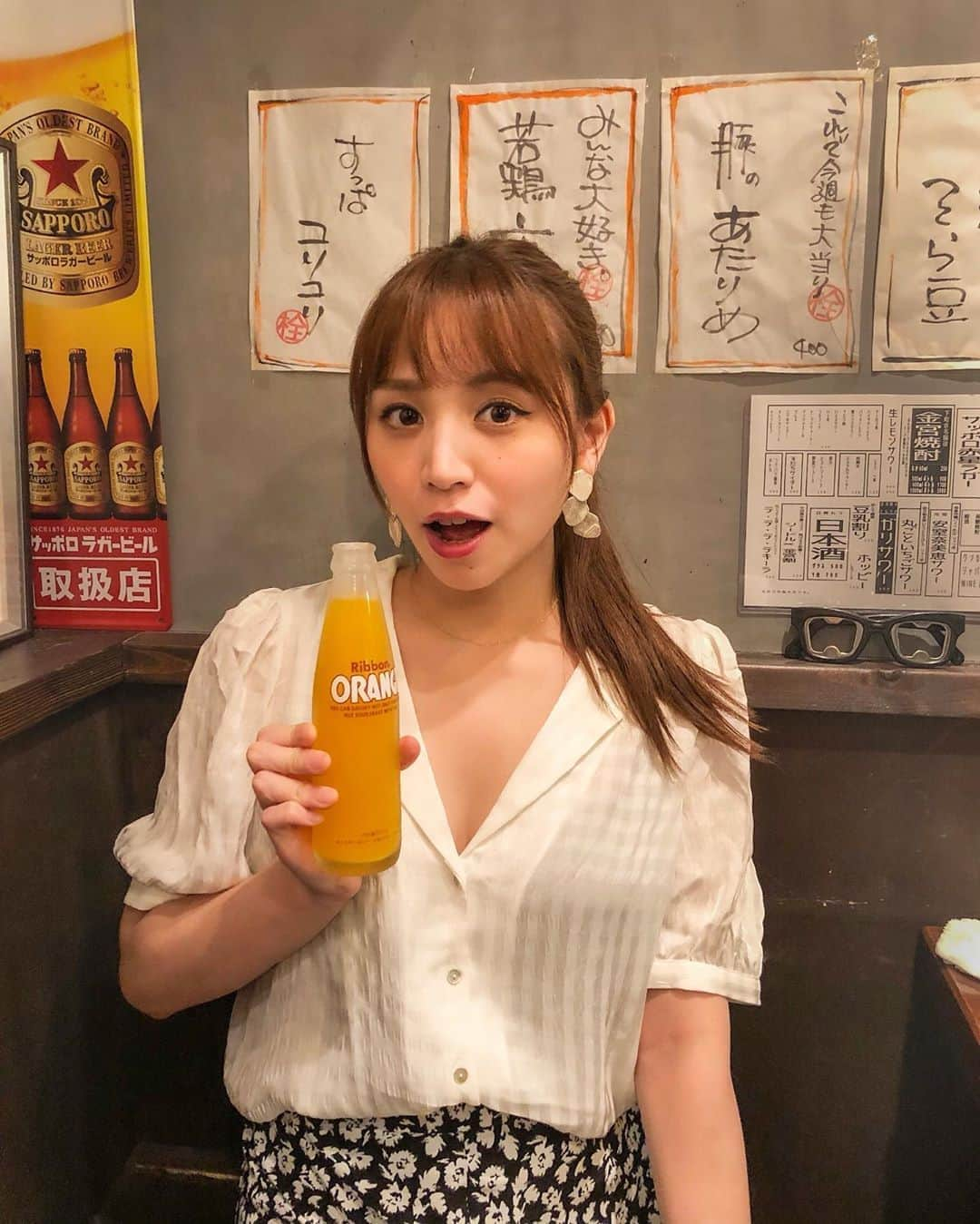 杉ありささんのインスタグラム写真 - (杉ありさInstagram)「ビンのオレンジジュースってなぜかワクワクしちゃーう!!🍊🧡 #居酒屋飯って立派な和食だよね #お酒はまだ飲めないのでもっぱらソフトドリンク #基本夕方17:30スタート #既に就寝準備😴」8月1日 22時16分 - itsmeariiisa