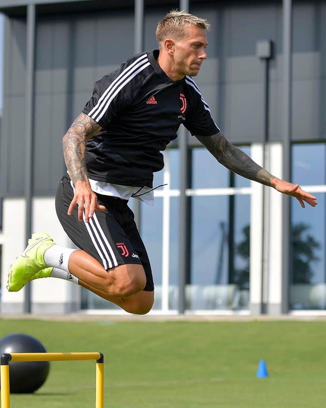 フェデリコ・ベルナルデスキのインスタグラム：「Preparation mode 🔛 #Training #ForzaJuve #LiveAhead」