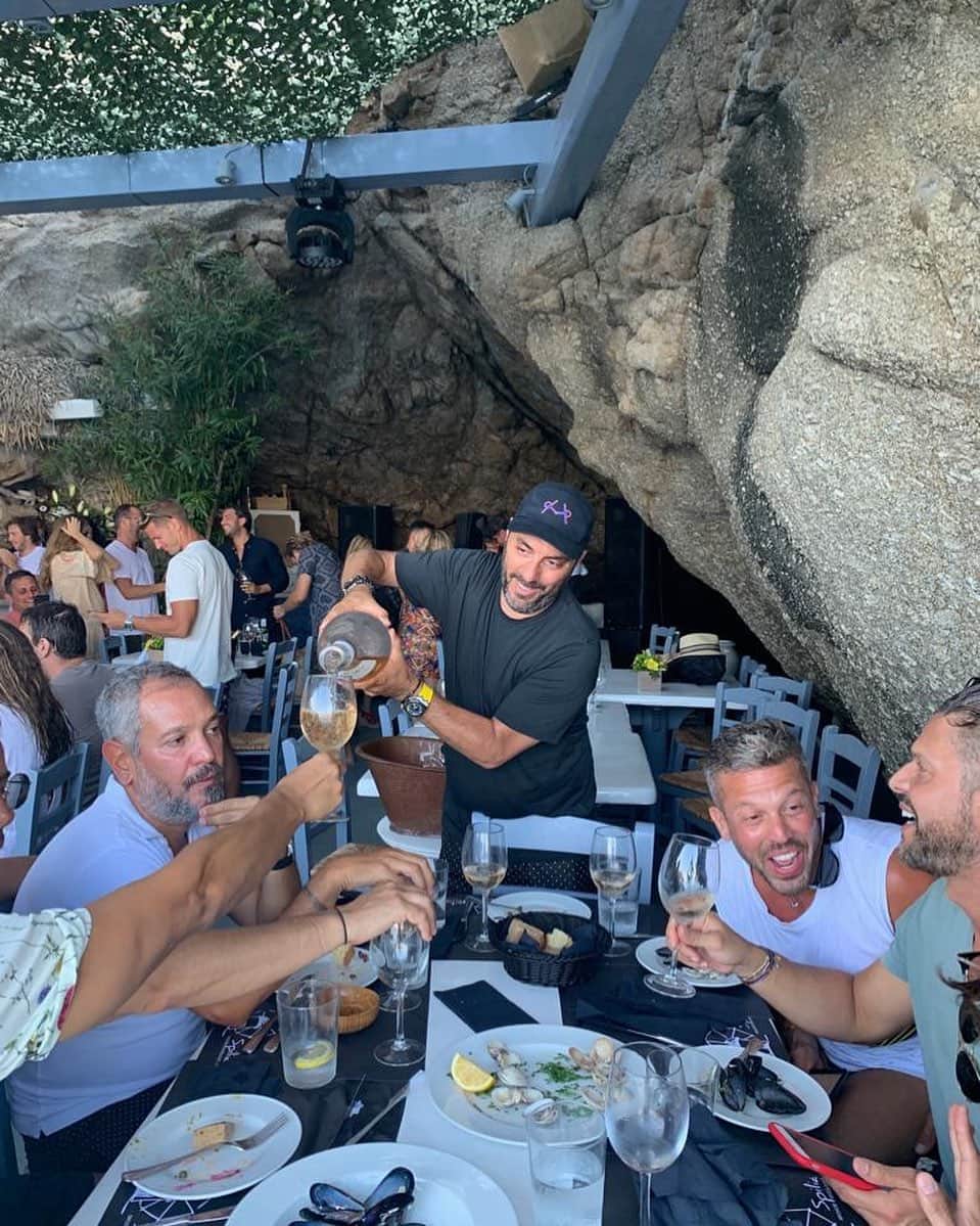 Rodner Figueroaさんのインスタグラム写真 - (Rodner FigueroaInstagram)「I can’t still get over @ziadrnassar spilling the wine over everyone 💦💦😂😂 and @ramonaulart screaming “Stop it”. Best intention, worst service!!! #mykonos #greece #spilia #summer2019 #rodnerfigueroa」8月1日 22時20分 - rodnerfigueroa