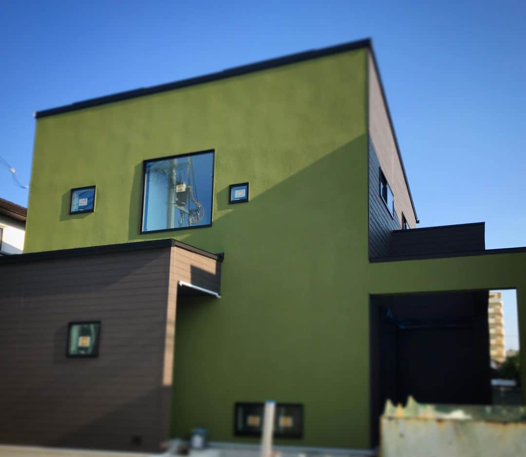 株式会社　三建さんのインスタグラム写真 - (株式会社　三建Instagram)「ミドリイロの外壁。  茶色の外壁と黒いサッシとの相性も良く、個性的でありながらまとまった組み合わせとなっております。  #三建 #sanken #緑色の外壁 #注文住宅 #黒いサッシ #外観 #住宅施工例 #マイホーム #fix窓 #建築」8月1日 22時26分 - sanken.official