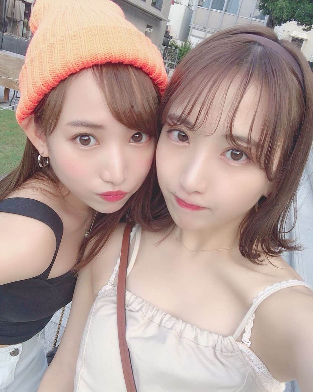 のインスタグラム：「りこが前髪切ると似てるってばっかり言われる。 ニテマスカ？👾ニテナイヨネ？👾 #まこりこ #姉妹」