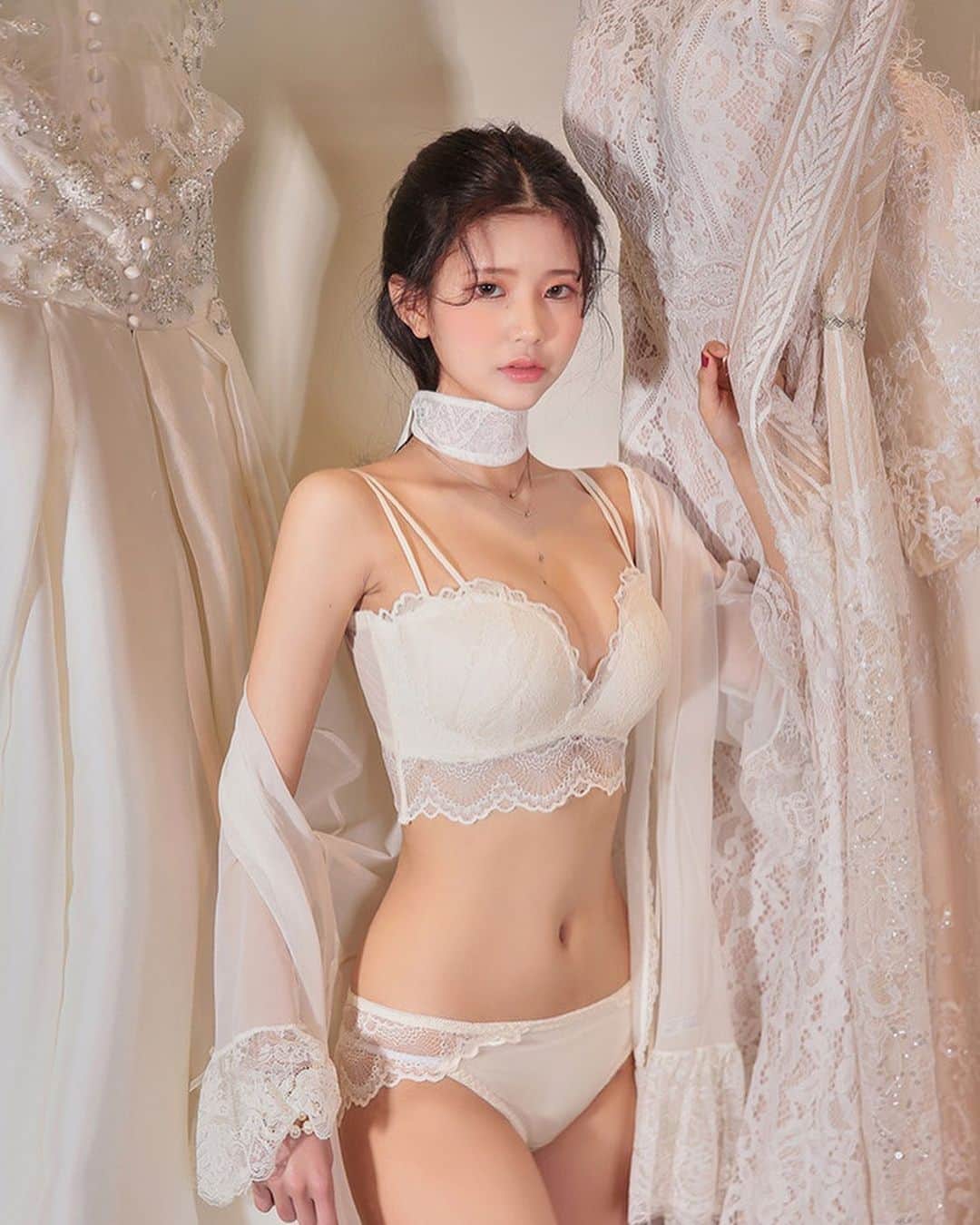 Chuuのインスタグラム：「레이스 가든 bra+pantie set✨🌹 ⠀ ✔️2.5cm 내장 볼륨패드 ✔️다양한사이즈! C / D컵 입고완료! ✔️6컬러! 글래머러스한 바디 연출 ⠀ #chuuseoul @chuulingerie」