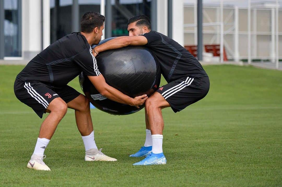 サミ・ケディラさんのインスタグラム写真 - (サミ・ケディラInstagram)「Give me that ball 👉🏽⚫😄 #SK6 #ForzaJuve」8月1日 22時36分 - sami_khedira6