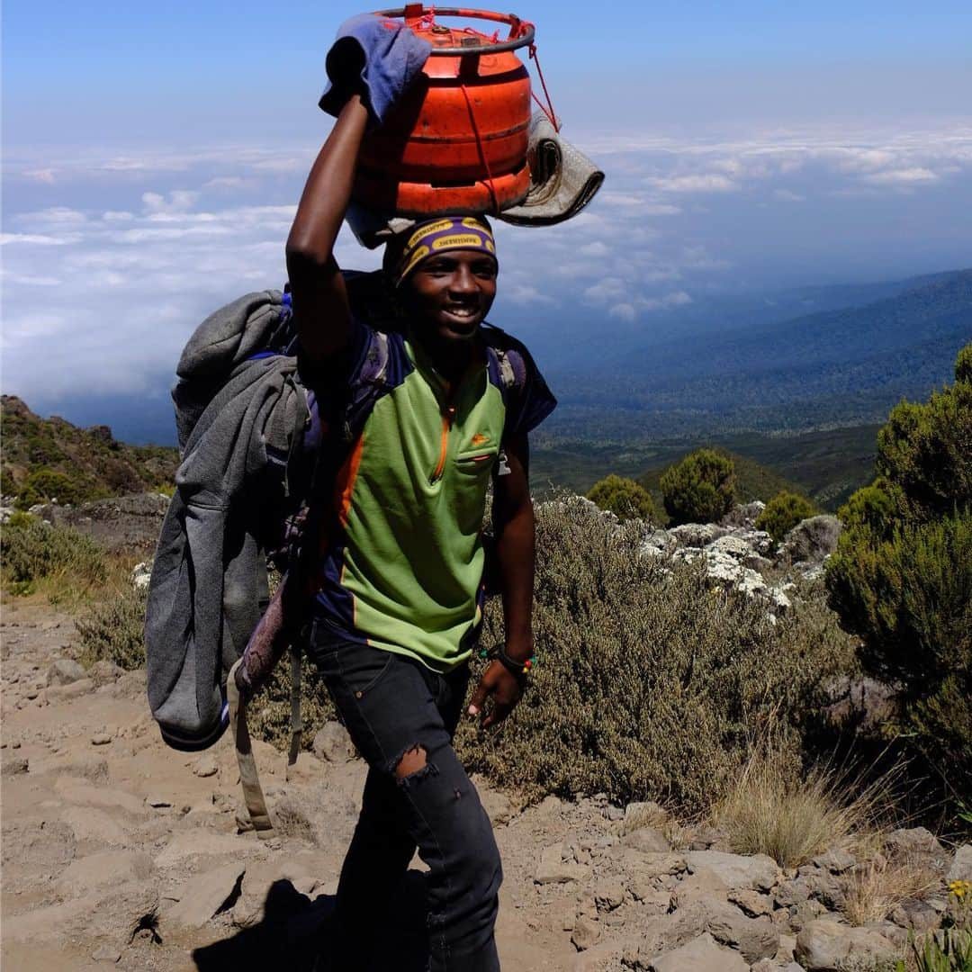 野口健さんのインスタグラム写真 - (野口健Instagram)「キリマンジャロ登山、登頂した日を除けば天気よかった！後半から風は強まりましたが、しかし、気持ちよく登れていました。アタック日は、なかなかのなかなかでしたが、しかし、表情を一瞬にして変えてしまう山を体験できた事は意味があった。僕のキリマンジャロ初登頂は17才。あの時のキリマンジャロ登頂が7大陸最高峰へのチャレンジを決意させました。僕にとってキリマンジャロは人生の分岐点でした。  そして娘殿は15才でキリマンジャロに登頂。これからどのように歩んでいくのかな。昨夜から「次はどこを狙おうかな〜」とぶつぶつ。  おっ、始まってしまったぞ。これも一緒の高山病みたいなものです。  僕は日本に帰国し、ヒマラヤに向けて準備スタート。気持ちをヒマラヤに切り替えます！  #野口健#野口絵子#野口健親子登山#キリマンジャロ#アルピニスト」8月1日 22時36分 - noguchiken8848