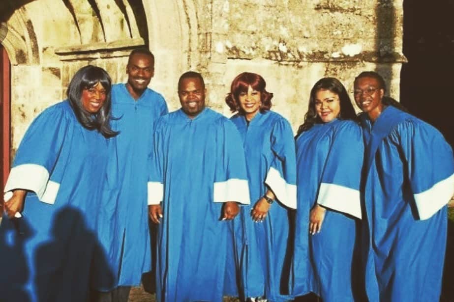 The Glory Gospelのインスタグラム：「Having a great time in France! Almost 20 concerts in! 🎼🎶🎵🇫🇷 . . . 📷: @ladydawnt . . . #glorygospelsingers #gospel #france #europe #travel #music #theglorygospelsingers #choir #robes #church #spiritual」