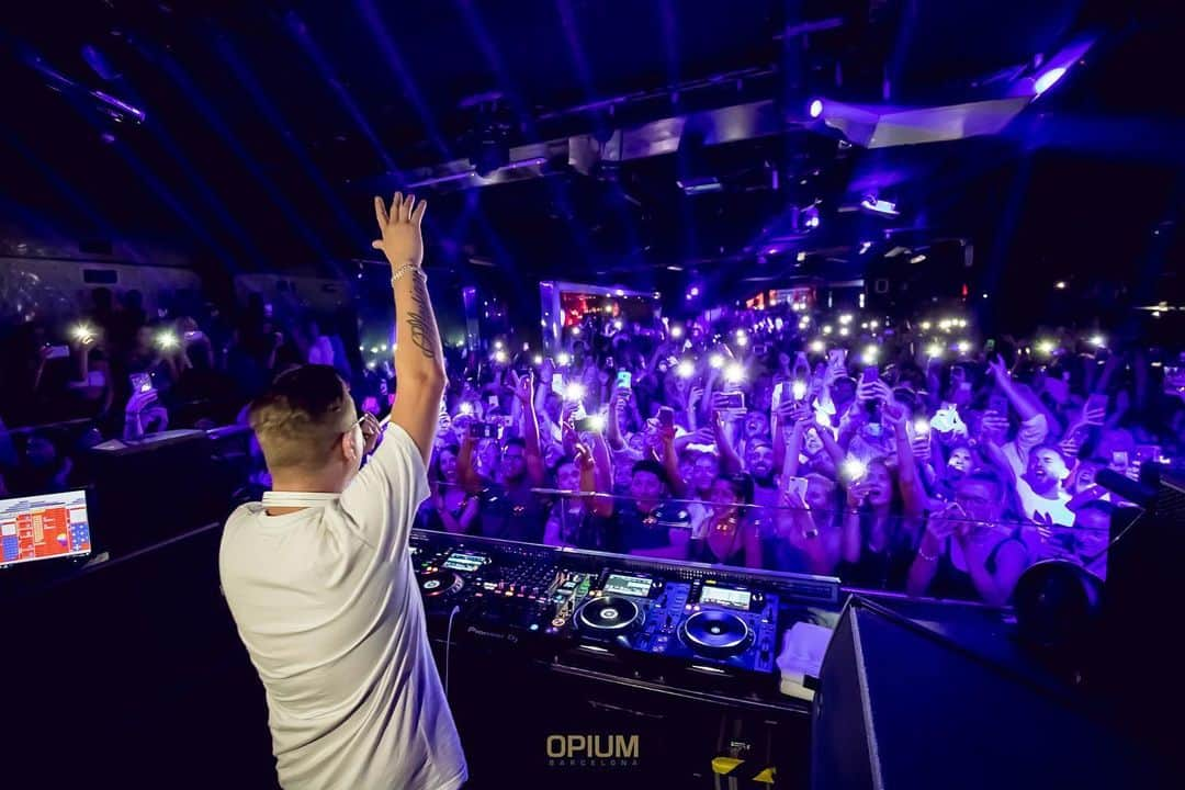 ロビン・シュルツさんのインスタグラム写真 - (ロビン・シュルツInstagram)「Thx @opiumbarcelona 🔥 #soldout 📸 jordicostafoto」8月1日 22時32分 - robin__schulz