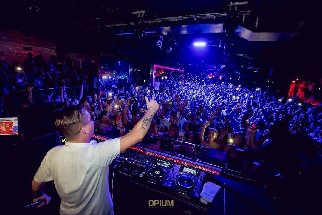 ロビン・シュルツさんのインスタグラム写真 - (ロビン・シュルツInstagram)「Thx @opiumbarcelona 🔥 #soldout 📸 jordicostafoto」8月1日 22時32分 - robin__schulz