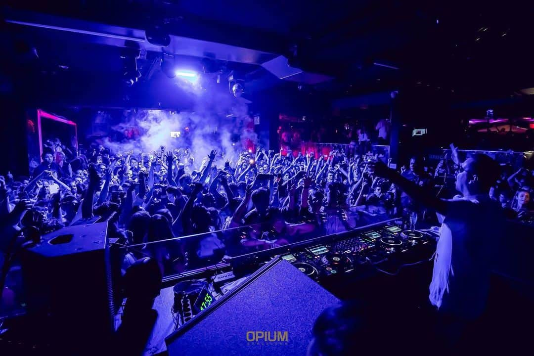 ロビン・シュルツさんのインスタグラム写真 - (ロビン・シュルツInstagram)「Thx @opiumbarcelona 🔥 #soldout 📸 jordicostafoto」8月1日 22時32分 - robin__schulz