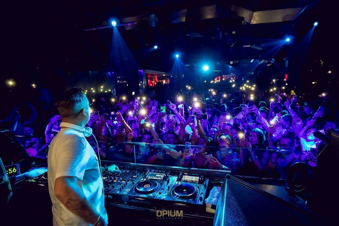 ロビン・シュルツさんのインスタグラム写真 - (ロビン・シュルツInstagram)「Thx @opiumbarcelona 🔥 #soldout 📸 jordicostafoto」8月1日 22時32分 - robin__schulz