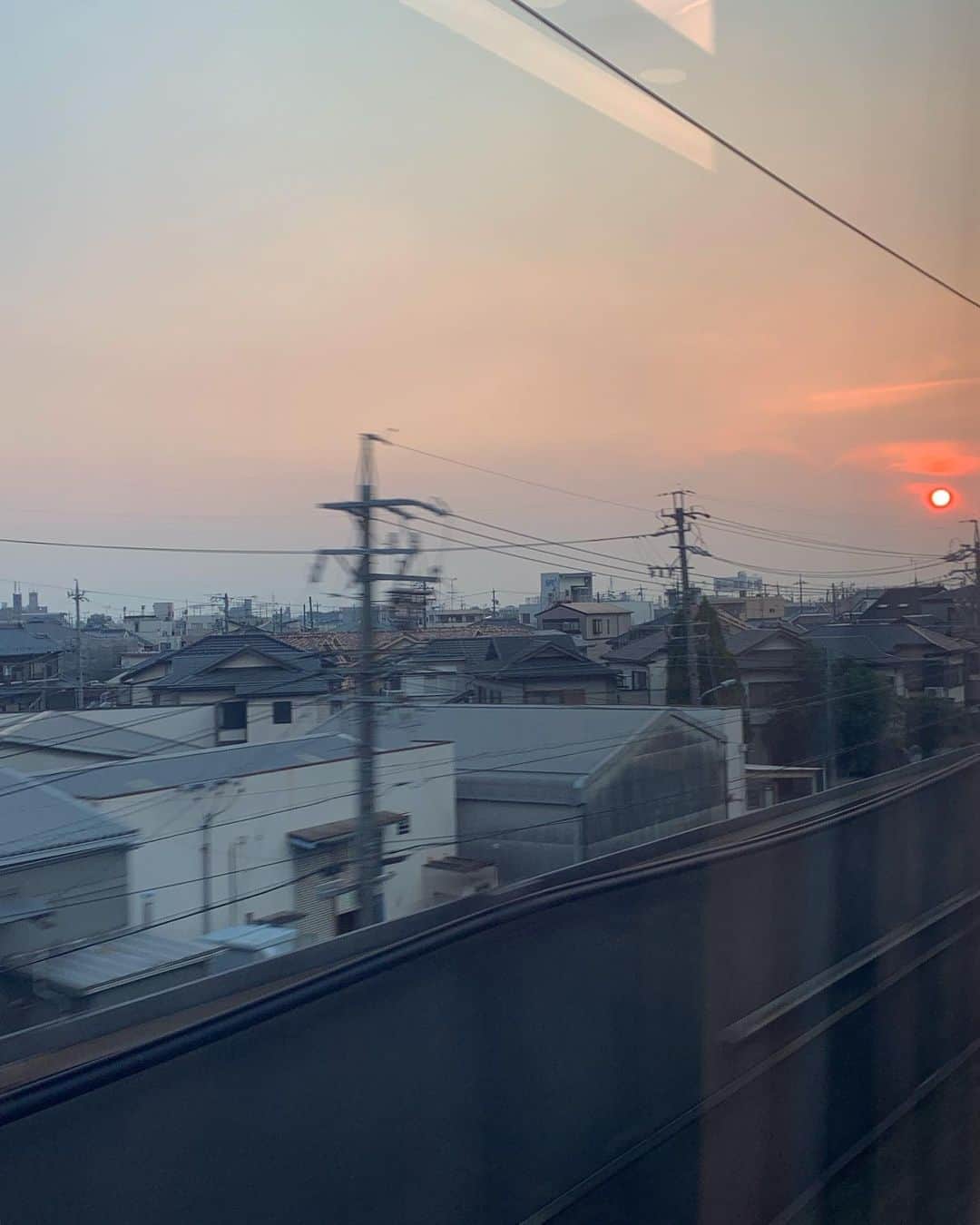 浦川望美さんのインスタグラム写真 - (浦川望美Instagram)「あまりにも綺麗だったので新幹線の中から必死に追いかけた夕陽は必死さしか伝わらない」8月1日 22時32分 - noz_omi