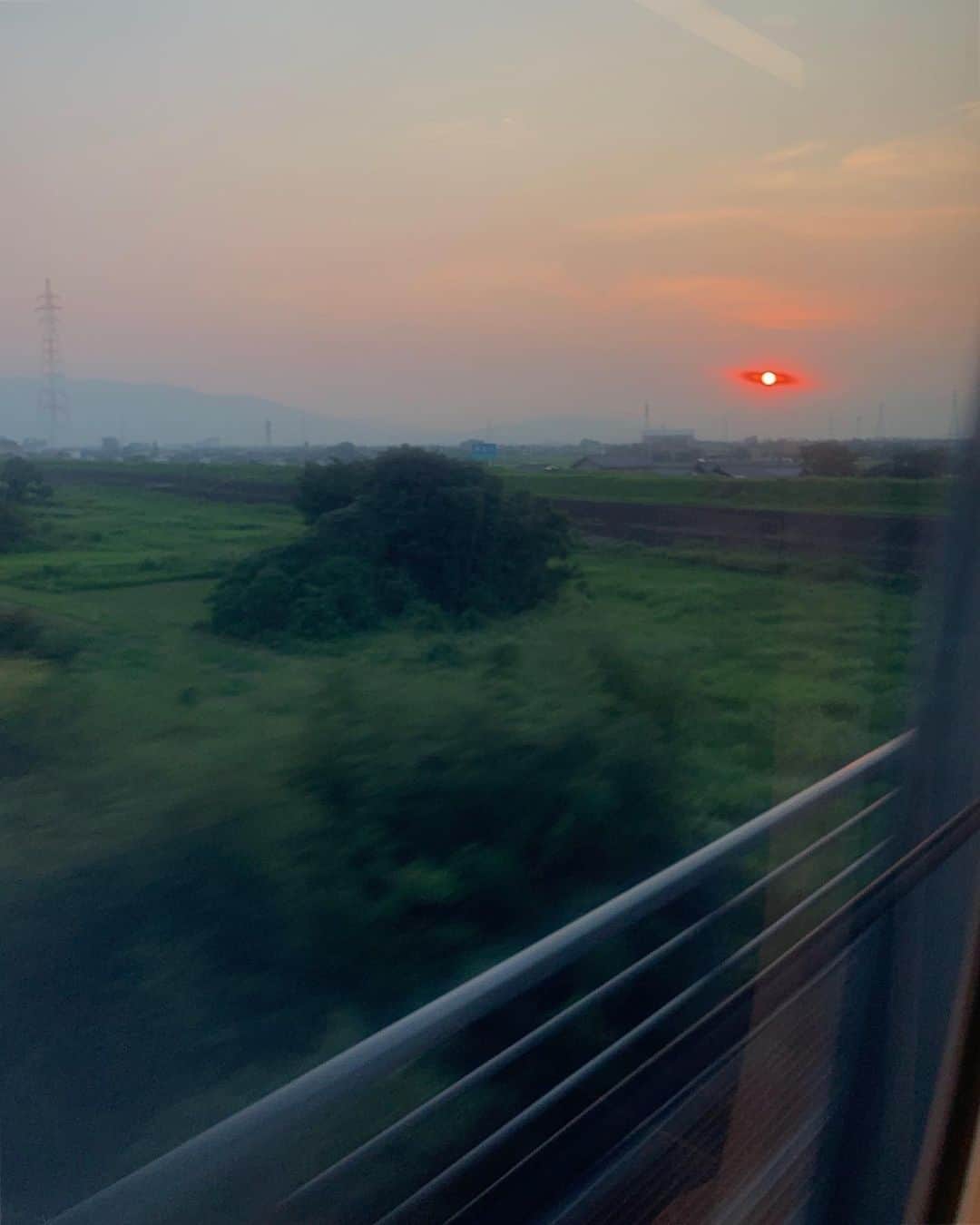 浦川望美さんのインスタグラム写真 - (浦川望美Instagram)「あまりにも綺麗だったので新幹線の中から必死に追いかけた夕陽は必死さしか伝わらない」8月1日 22時32分 - noz_omi