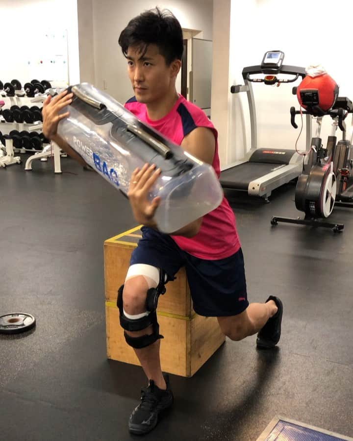 都倉賢のインスタグラム：「都倉、第2回リハビリモチベ上がらない時期に突入したので、みんなの力で盛り上げてェェェ！！！ 第1回は入院中に「えっ…これデジャブ？」って思いながら同じリハビリをやっていた時期です！  ただ、大事なことなので大きい声で言いますが「リハビリは嘘つきません！」 なのでしっかりとやりましょう！！！ ただこんなメニュー毎日やって意味あるの？って疑いたくなる時もあるけどそんな時は  サンジの言葉を借りるとするなら「おれはPTのリハビリは疑わねェ」そんな気持ちで明日からもリハビリ頑張っていきたいと思います！  今日もリハビリ指導「くそお世話になりました！！！」 お休みなさーい！！！ #サンジの言葉は #おれは女の涙は疑わねェ #だったな  #返り咲きカウントダウン #KAERIZAKI #onepiece  #ワンピース」