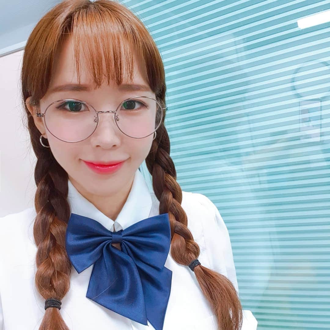 ウェイ のインスタグラム：「안녕 여러분👋 혹시 밖에 비오나요? Hi, what's your name? I am WAY😃」