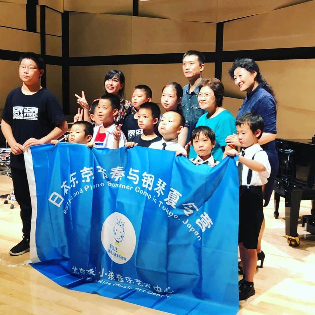 SATOKOさんのインスタグラム写真 - (SATOKOInstagram)「今日も引き続き中国から来た小さなイガグリちゃんたちにドラムを教えるお仕事♡ かあいい。 #桐朋学園大学 のピアノプロフェッサー #辻井雅子 先生もいらしてめちゃくちゃ素敵なイベントになりました！(๑˃̵ᴗ˂̵)」8月1日 22時46分 - fc_satoko