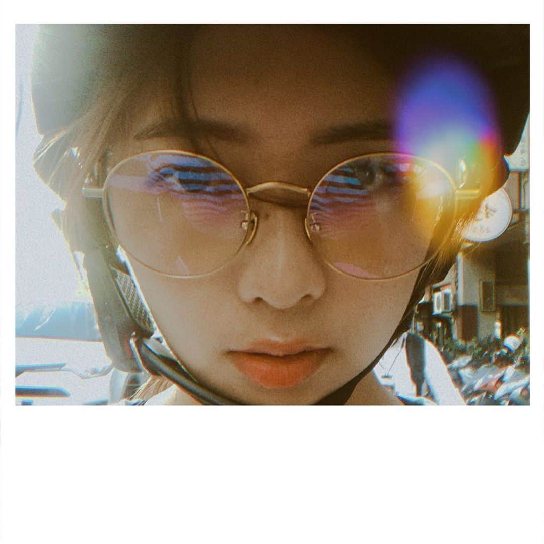 Dewi Chienさんのインスタグラム写真 - (Dewi ChienInstagram)「來～跟你們說個故事。 - 今天下午有個人急著要出門去運動，不小心就刮傷腳，慢慢走去客廳要擦藥時才發現血已流到拖鞋上都是，但不太痛想說稍微止血一下應該就沒事，結果居然有點血流不止⋯只好去醫院了⋯最後縫了五針！打了破傷風！還被醫生規定十天不能運動！（史上最殘念） 真是欲速則不達～～～～～主角就是我本人，謝謝。 - 💉P.S.照片有點血腥！慎入！（但最後一張超好笑） - #回家後室友送我一個剛從日本帶回來的御守#好幽默」8月1日 22時46分 - dewichien