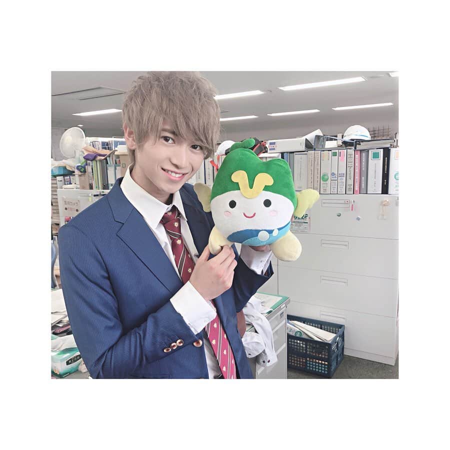 岡田鷹斗のインスタグラム：「常陸大宮市役所の皆様！ ありがとうございました☆ さわやかゆずサイダーもいただきました♪ めちゃくちゃ美味しいので、是非！ 道の駅にも売ってるみたいです！ ・ ・ ・ ゆるキャラのひたまる君💚  #茨城県 #常陸大宮市 #常陸大宮市役所 #笠間特別観光大使 #ひたまるくん  #NEVAGIVEUP #ネバギブ #ネバラキ #イケメン担当 #王子 #ジャケット #スーツ」