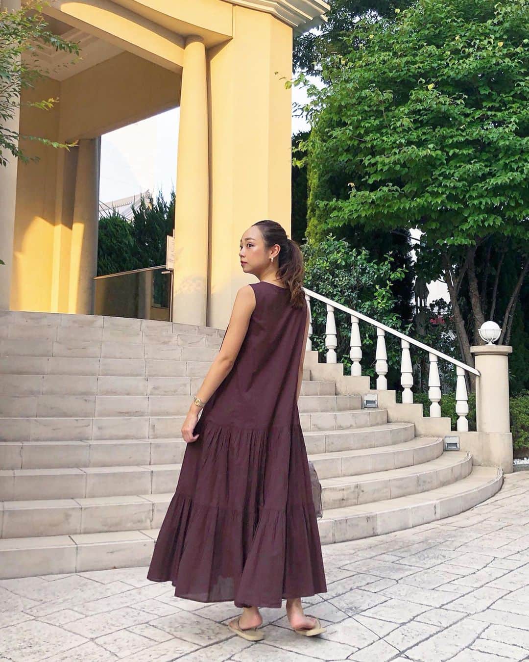 石田美奈子のインスタグラム：「𝕆𝕦𝕥𝕗𝕚𝕥. . 8月突入。 暑いですねー！ 梅雨明けしたと思ったら急にこの気温。 ちょっと歩いただけで汗だく☺︎💦 水分をこまめに補給して、熱中症には気をつけましょう😖✨ . 夏のセールで購入した#マキシワンピ ♡ しばらく前にUNITED ARROWSで試着してずっと迷っていたのですが、セール価格になっていたので購入。 最近こういうブラウンが好み(⑅ˊᵕˋ⑅) 楽なワンピースはずっと好きです♫ . onepiece … #unitedarrows @unitedarrows_official bag … #gracecontinental sandals … #havaianas . 👗→ #minako_fashion . #fashion #outfit #ootd #ワンピースコーデ #リゾートワンピ #夏コーデ #165cm」
