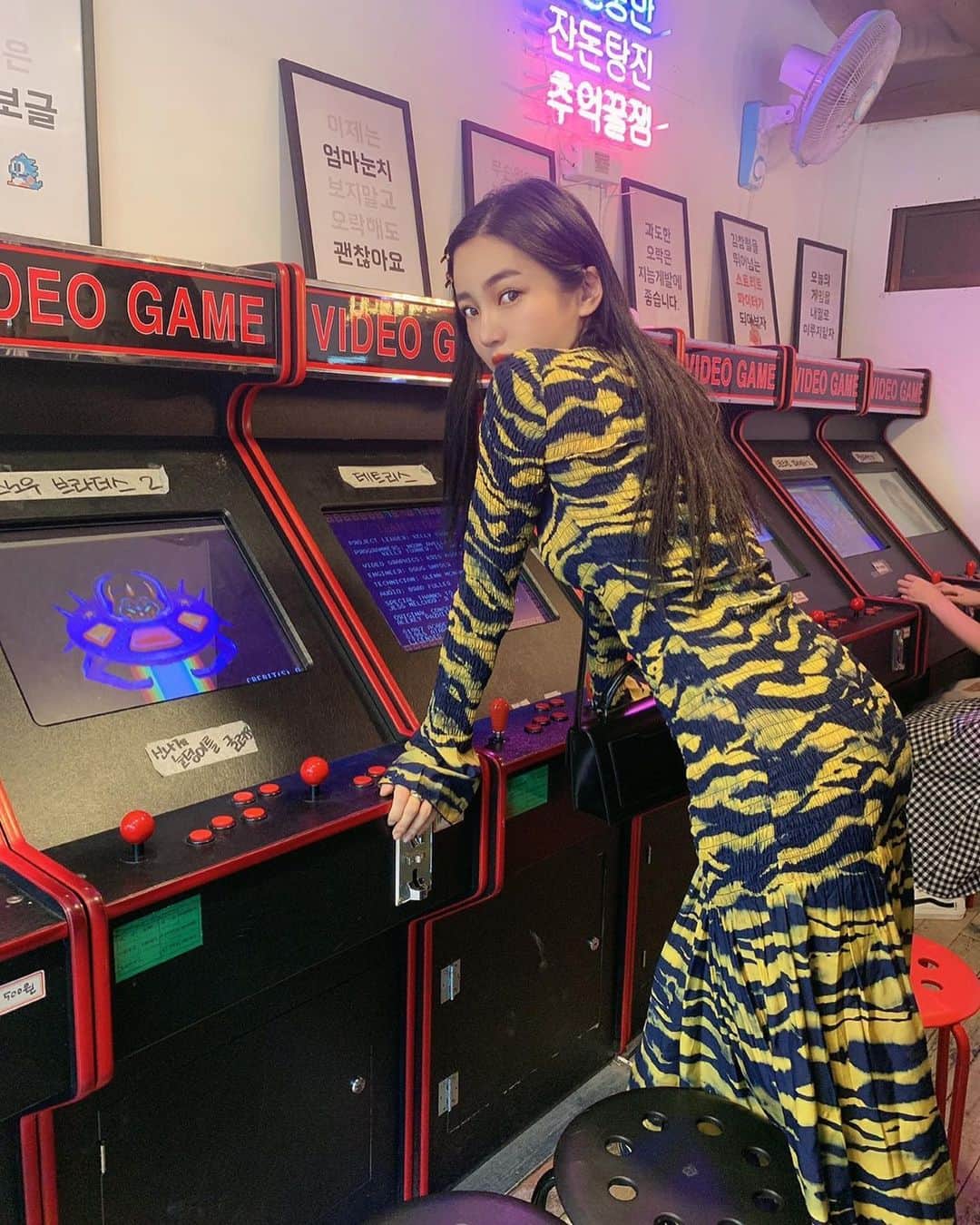 megbabyのインスタグラム：「韓国だっちゃ🐯🖤 みんなPHクリームのレビューたくさんありがとう🥺 あまりにも嬉しくて期間決めてたけどやめた🤣PHトナー100本プレゼントします🎁🖤🖤🖤 あしたもお仕事がんばります💪🏻✨✨🔥」