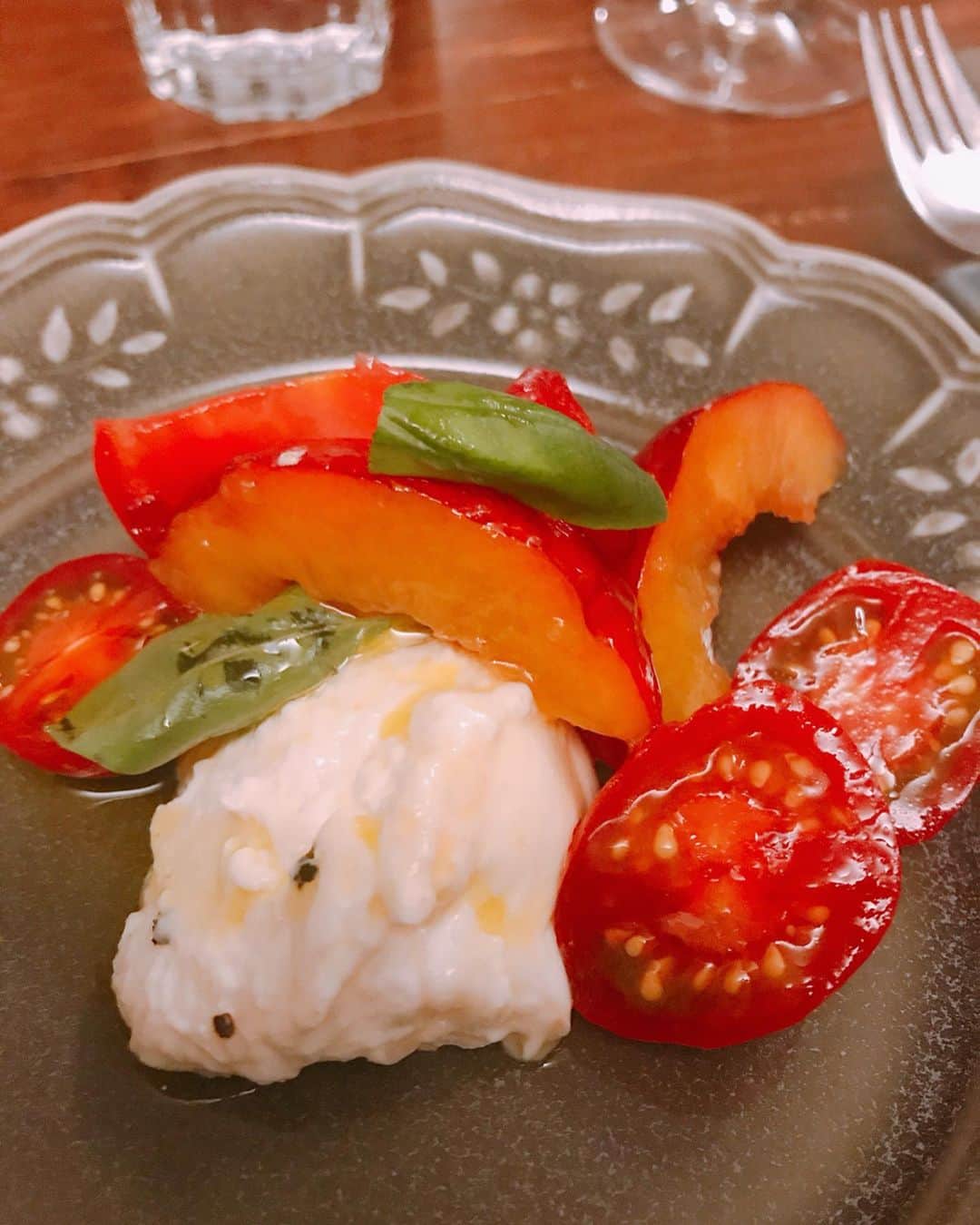 八木沼純子さんのインスタグラム写真 - (八木沼純子Instagram)「定期的に伺っている料理教室へ。 今日も刺激的で美味しい素敵な料理の数々。 絶対近々復習しよう😼✨ ・ ・ #すいかのガスパチョ  #ブッラータとプラムとトマトの前菜 #スペルト小麦よサラダ #鶏のバター焼きレモンバージョン #鶏の付け合わせのクレソンが最高 #italian #cookingclass #cookingstudyingdrinking #italianfood #saladrecipe #chickensauté #gazpacho」8月1日 22時51分 - junko_yaginuma