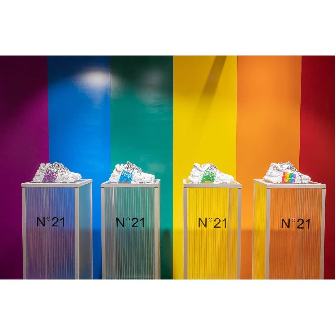 ヌメロ ヴェントゥーノさんのインスタグラム写真 - (ヌメロ ヴェントゥーノInstagram)「NEW. NOW. SEOUL. The N21 Pop-Up Store Dedicated to Billy Rainbow.  #N21 #numeroventuno #alessandrodellacqua #N21Seoul #N21BillyRainbow」8月1日 22時51分 - numeroventuno