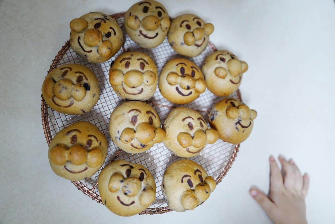 安田美沙子さんのインスタグラム写真 - (安田美沙子Instagram)「気を取り直して、ココア×水を、お箸に付けてお顔を作りました。無事に出来た😭✨お友達にあげたりしてたら、たった3日でなくなった！また作ろう🥐 せっかくなのでライカで📷 . . . 明日は、こちらがO.Aです。先週フライングして告知した山梨の模様が放送されます🍇ぜひご覧ください。  8/2(金) フジテレビ「ノンストップ！」生放送  9:50〜11:00  8/2(金) NHK-Eテレ「明日も晴れ！人生レシピ」再放送  11:00〜11:45」8月1日 23時02分 - yasuda_misako