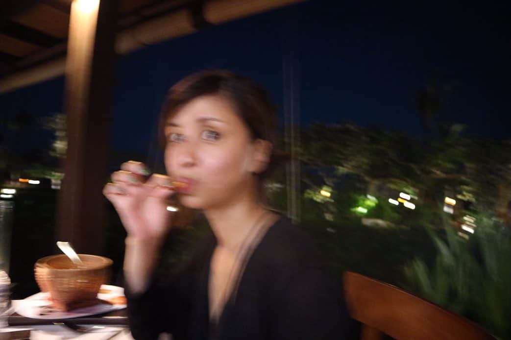 伊藤裕子さんのインスタグラム写真 - (伊藤裕子Instagram)「これ、絶妙〜〜な辛さで美味しかったー！！！ #料理名がわからない #食べてるとこ娘に撮られた #いい飲みっぷり🤣 #旅行」8月1日 22時58分 - yukoito_official
