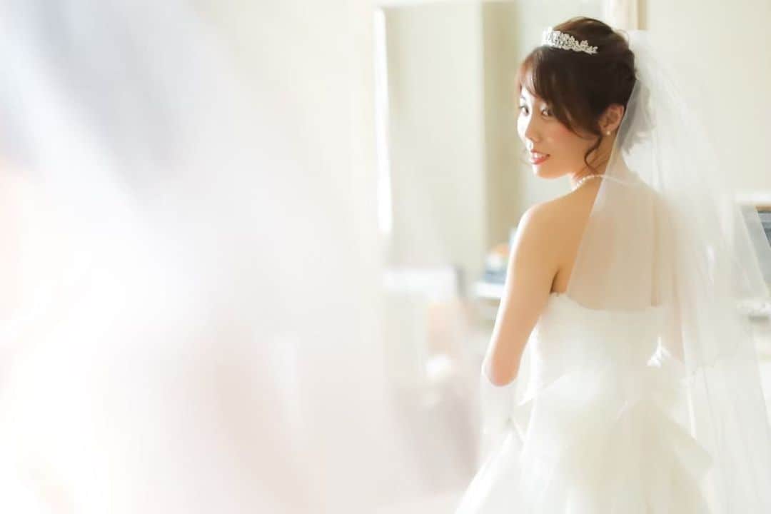 アートグレイスウエディングコースト大阪さんのインスタグラム写真 - (アートグレイスウエディングコースト大阪Instagram)「. . . 「花嫁」になる瞬間。✨ . お支度シーンも 一生に一度の宝物🎞💄 . @photobykoge . 皆さま、ぜひ挙式レポ投稿してくださいね💐 . 皆さまの素敵な想い、お待ちしております♪ . . #プレ花嫁 #結婚 #花嫁 #BB花嫁 #アートグレイス大阪 #アートグレイスウェディングコースト #ウェディングドレス #ナチュラルウェディング #ウェディング #2019年夏婚 #2019年秋婚 #日本中のプレ花嫁さんと繋がりたい #ドライフラワー #マイレポ #チャペル #結婚式準備 #ブライダル #ブライダルヘア #ウェディングフォト #全国のプレ花嫁さんと繋がりたい #卒花 #卒花嫁 #結婚式 #ゲストハウス #ゲストハウスウェディング #令和元年 #令和婚」8月1日 23時09分 - art_grace_wedding_coast
