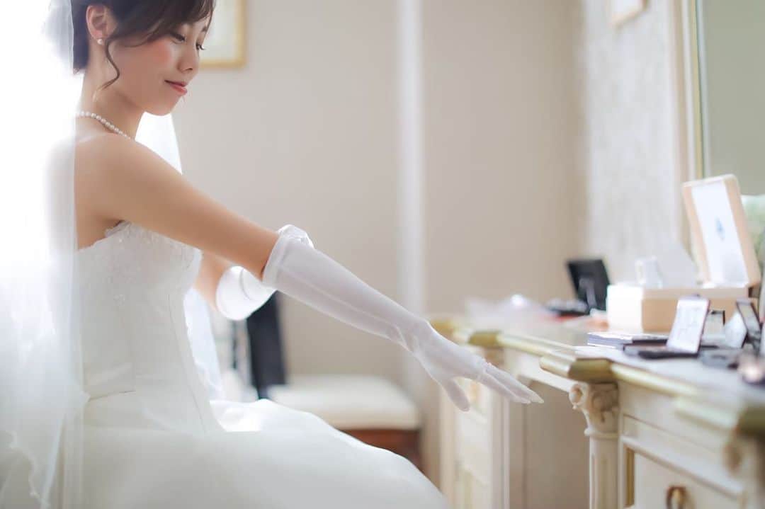 アートグレイスウエディングコースト大阪さんのインスタグラム写真 - (アートグレイスウエディングコースト大阪Instagram)「. . . 「花嫁」になる瞬間。✨ . お支度シーンも 一生に一度の宝物🎞💄 . @photobykoge . 皆さま、ぜひ挙式レポ投稿してくださいね💐 . 皆さまの素敵な想い、お待ちしております♪ . . #プレ花嫁 #結婚 #花嫁 #BB花嫁 #アートグレイス大阪 #アートグレイスウェディングコースト #ウェディングドレス #ナチュラルウェディング #ウェディング #2019年夏婚 #2019年秋婚 #日本中のプレ花嫁さんと繋がりたい #ドライフラワー #マイレポ #チャペル #結婚式準備 #ブライダル #ブライダルヘア #ウェディングフォト #全国のプレ花嫁さんと繋がりたい #卒花 #卒花嫁 #結婚式 #ゲストハウス #ゲストハウスウェディング #令和元年 #令和婚」8月1日 23時09分 - art_grace_wedding_coast