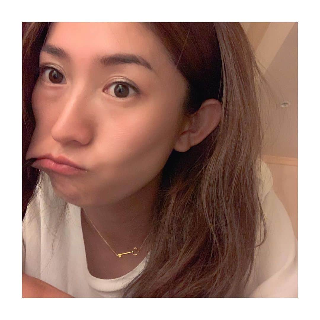 森下千里のインスタグラム：「歯磨きが好き。  普通に日常が過ぎていく。  夏。  そういえば、久しぶりにちゃんとお化粧したなぁ😚 . . #歯磨き #life #生活の匂い #虫歯 #アイスクリーム」
