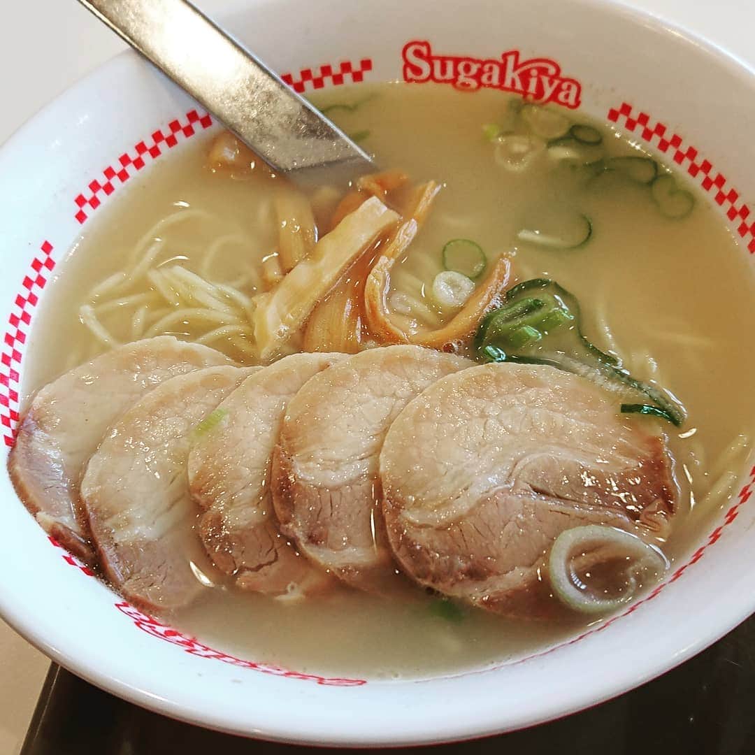 のインスタグラム：「😋 名古屋の味。 東海地方の味。 と言えば、 スガキヤラーメン‼️ 夏休み中の息子と一緒に、 超久々いただく。 やっぱいつ食べても美味いわ❗(笑) #麺活  #麺ズ倶楽部  #スガキヤ」