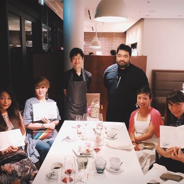 小川薫さんのインスタグラム写真 - (小川薫Instagram)「東京でフランス料理をされている長谷川幸太郎シェフとパリでイタリア料理をされている檜垣浩二シェフのコラボディナーへ🍽 @canovianoannex 「Fusion ＆ Friendship」 サブタイトルがお祭りということでアメリカンドッグ風のファアグラのフレンチドッグやたい焼き仕立てのトリュフのお料理など生涯、記憶に残る素晴らしいコラボディナーでした✨遊び心って大人ならではの愉しみですよね。 来年もいまから期待しています🎶  #salondeclover  #サロンドクローバー #小川薫 #おもてなし #おもてなし料理教室 #料理教室 #料理研究家 #テーブルコーディネート #テーブルコーディネーター  #大阪料理教室 #cookingclass  #tablesetting  #堀江 #堀江公園 #tablecoordinate #パーティーフード #おもてなし料理  #夏の中華 #中華 #中華レッスン #夏のおもてなし #夏のアレンジ #長谷川幸太郎 #コラボディナー #檜垣浩二」8月1日 23時15分 - salondeclover