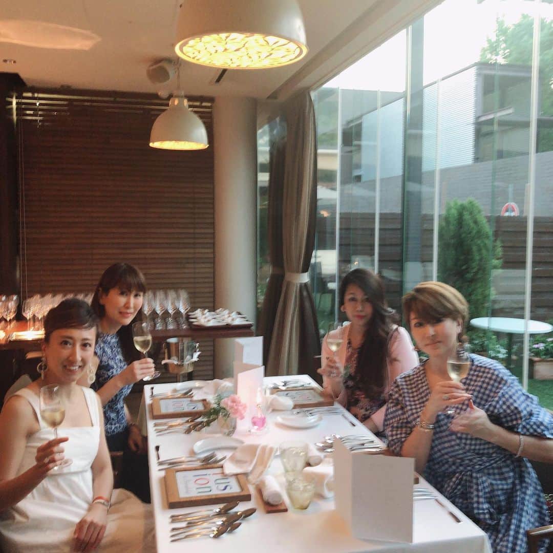 小川薫さんのインスタグラム写真 - (小川薫Instagram)「東京でフランス料理をされている長谷川幸太郎シェフとパリでイタリア料理をされている檜垣浩二シェフのコラボディナーへ🍽 @canovianoannex 「Fusion ＆ Friendship」 サブタイトルがお祭りということでアメリカンドッグ風のファアグラのフレンチドッグやたい焼き仕立てのトリュフのお料理など生涯、記憶に残る素晴らしいコラボディナーでした✨遊び心って大人ならではの愉しみですよね。 来年もいまから期待しています🎶  #salondeclover  #サロンドクローバー #小川薫 #おもてなし #おもてなし料理教室 #料理教室 #料理研究家 #テーブルコーディネート #テーブルコーディネーター  #大阪料理教室 #cookingclass  #tablesetting  #堀江 #堀江公園 #tablecoordinate #パーティーフード #おもてなし料理  #夏の中華 #中華 #中華レッスン #夏のおもてなし #夏のアレンジ #長谷川幸太郎 #コラボディナー #檜垣浩二」8月1日 23時15分 - salondeclover
